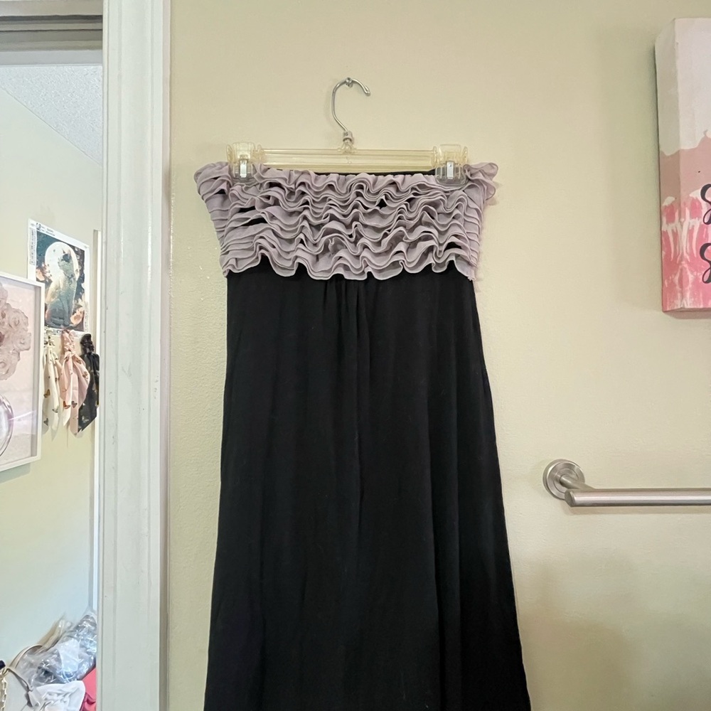 Chic Black and Gray Strapless Ruffled Dress